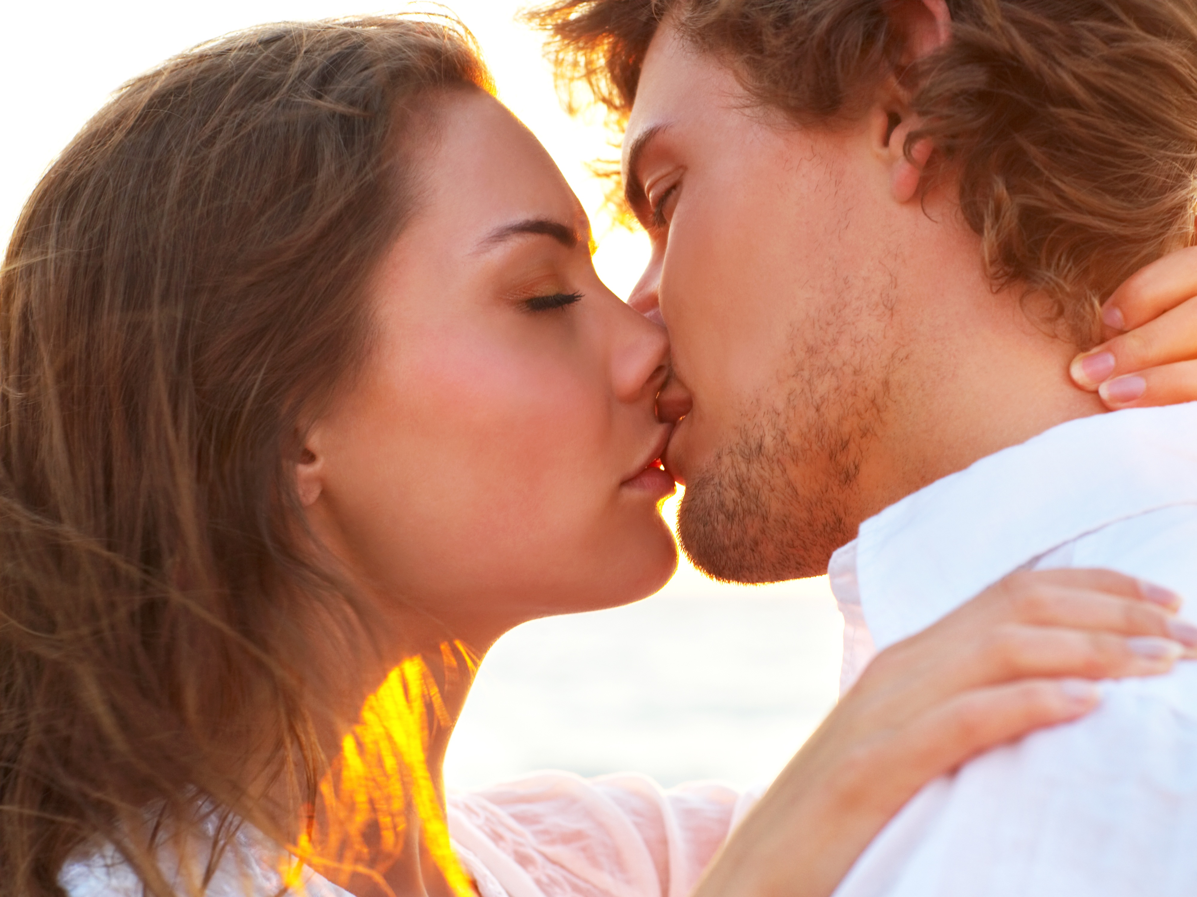 Мужчины страстно целуются. Правильный поцелуй. Поцелуй в губы. Поцелуй фото. Картинки поцелуя в губы.